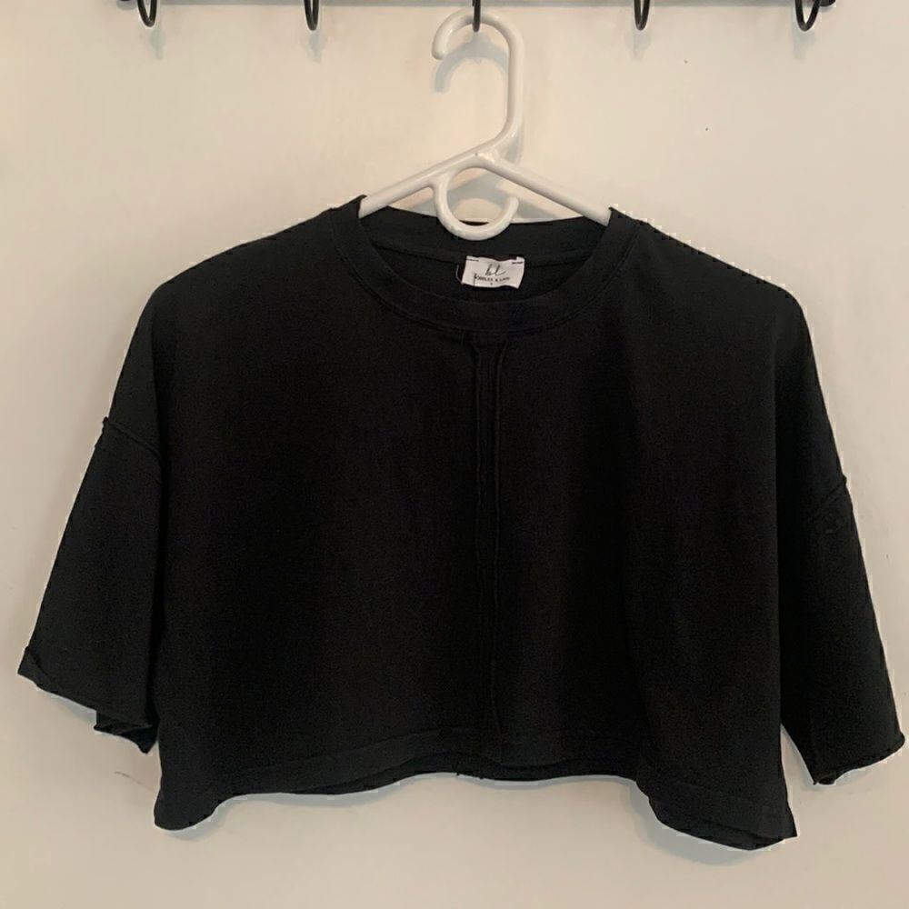 NWT Bobbles & lace black cropped tee! Size S
